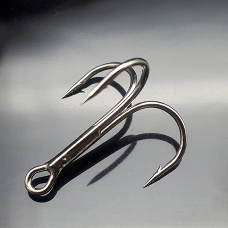 Lot de 50 hameçons triples pêche DG04, acier haute carbone avec ardillon, noir/argent, pour carnassiers