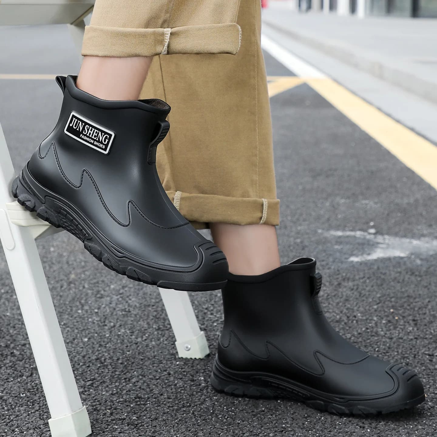 Bottes de pluie courtes unisexes grises anti-dérapantes pour pêche et vélo résistantes en plastique