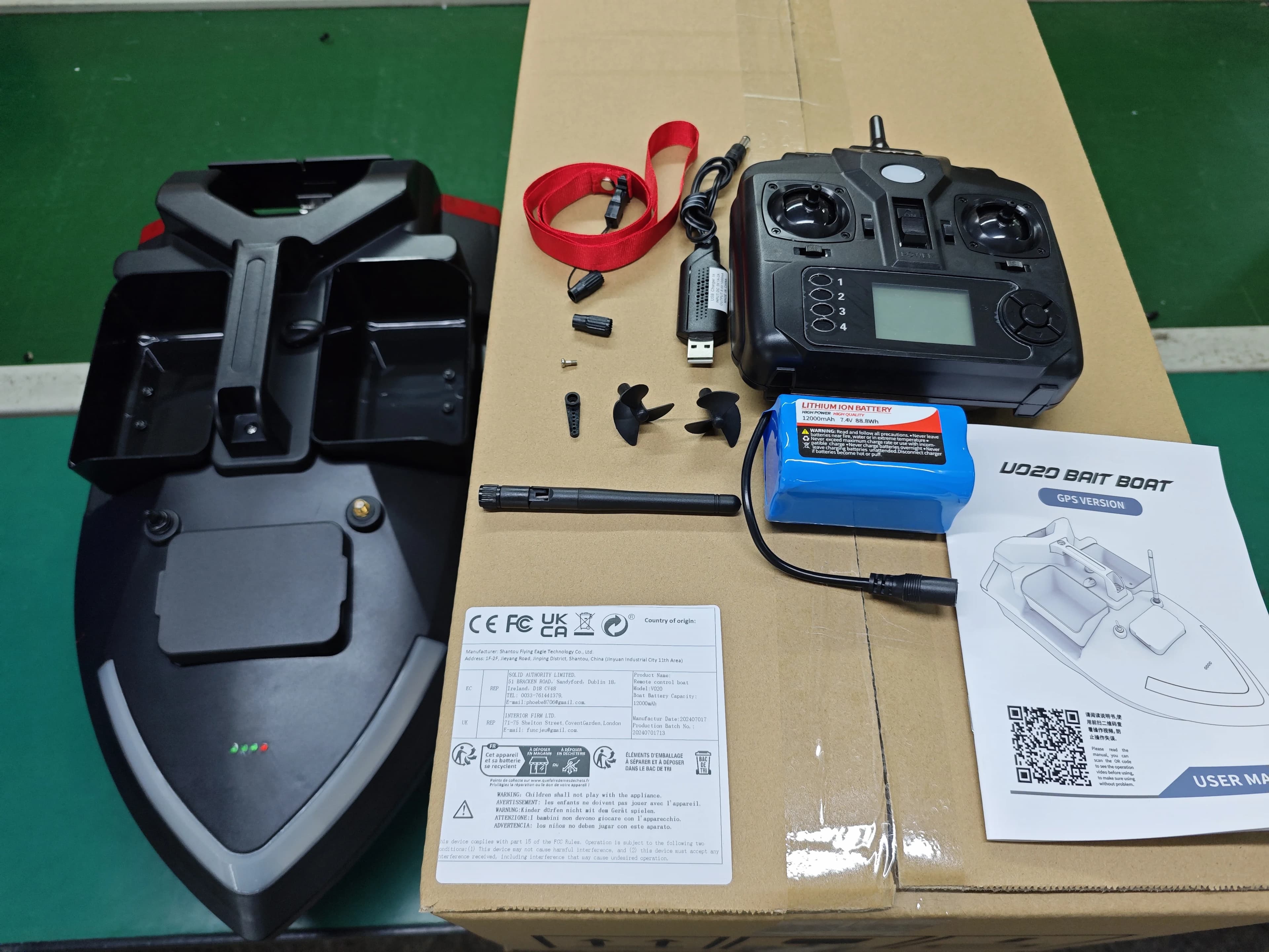 Bateau appât télécommandé GPS V020 500m avec sondeur poissons, double moteur et fonctions automatiques