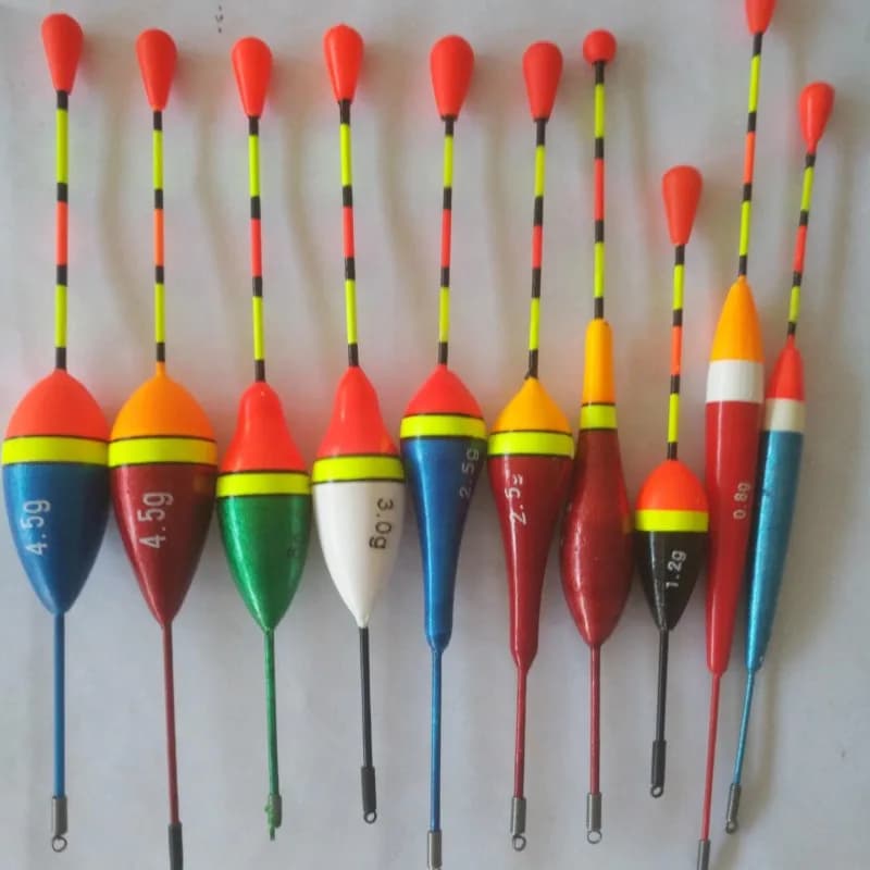 Lot de flotteurs de pêche lumineux et bavettes, tailles et couleurs assorties pour une pêche précise