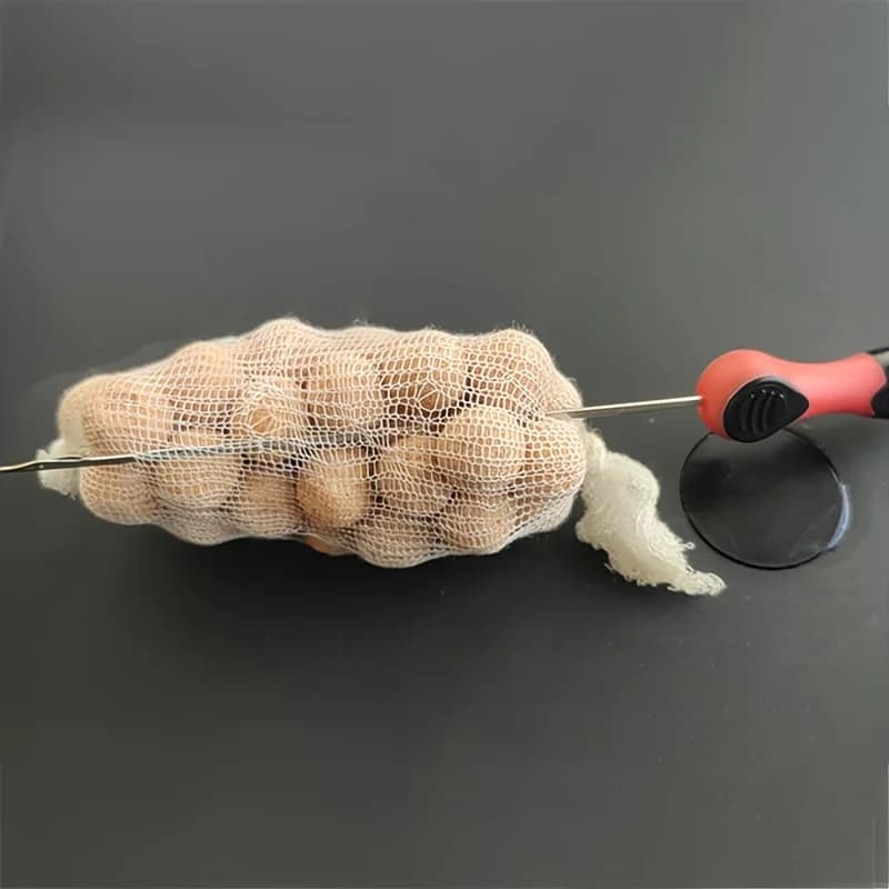 Outil de perçage et d'enfilage de bouillettes pour la pêche à la carpe avec aiguille