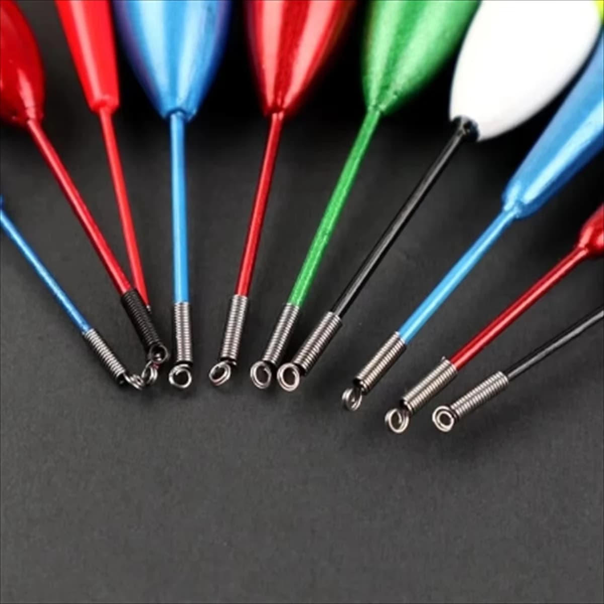 Lot promotionnel 10 flotteurs de pêche mélangés tailles couleurs pour équipement complet pêcheur