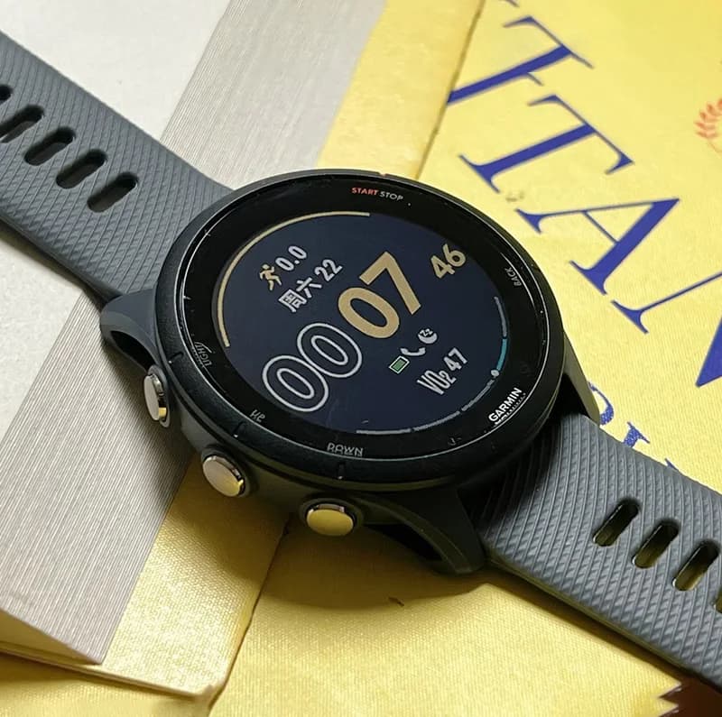 Montre sport Garmin Forerunner 255 - Autonomie 14 jours, écran couleur 1.3 pouce, étanche 5ATM, NFC Bluetooth