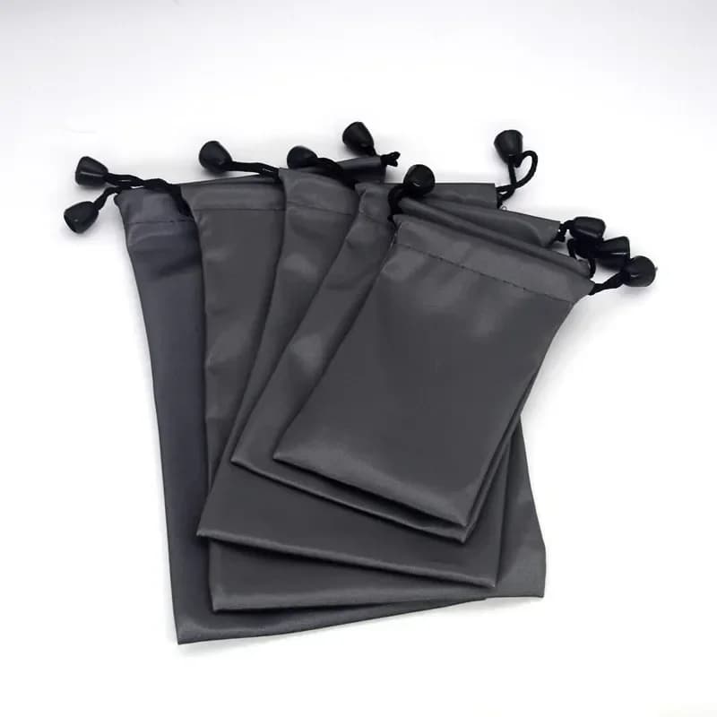 Sac à cordon étanche poussière noir : pochette organisatrice pour casque audio et câbles données