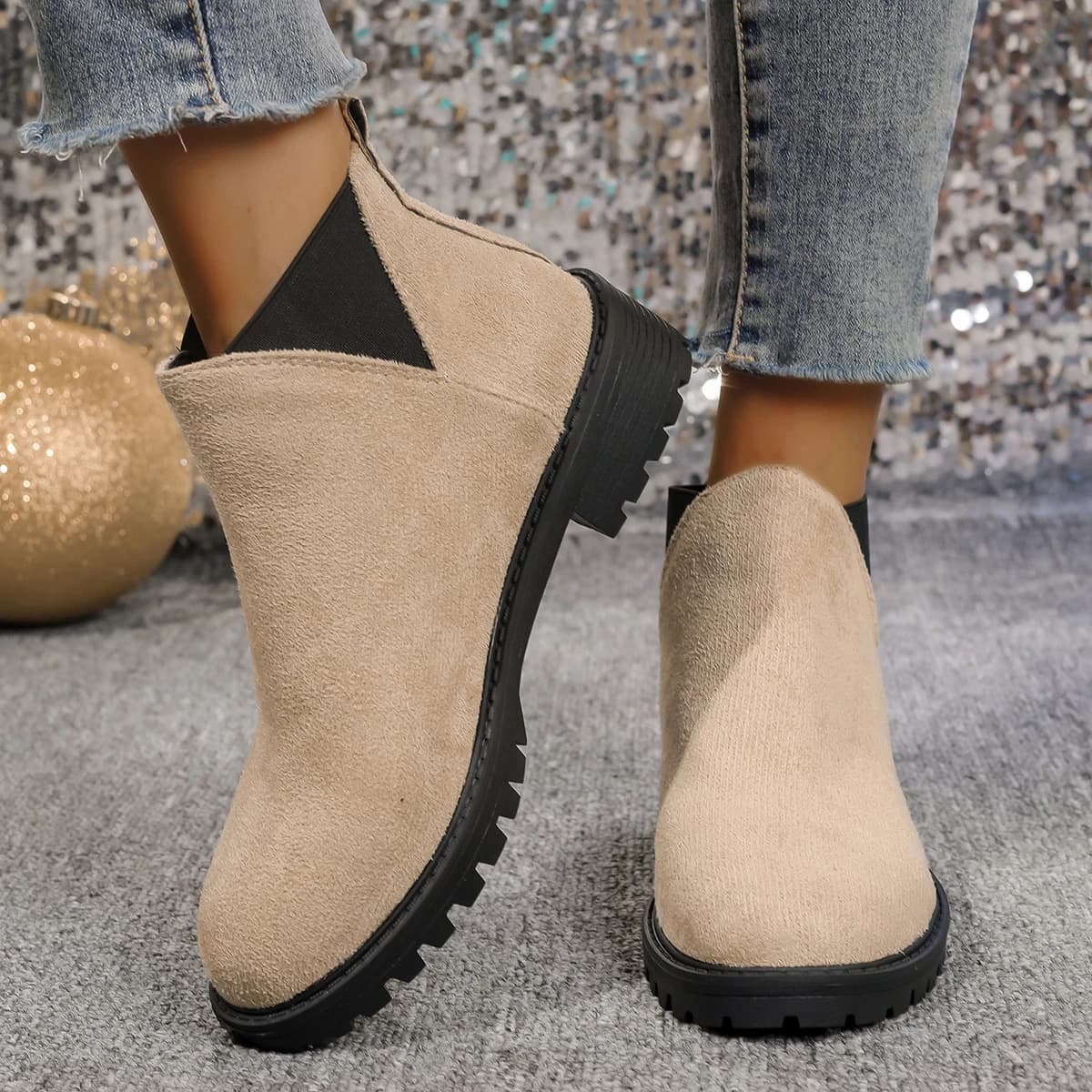 Bottes cheville talon carré femme - Simili daim, découpe en V, semelle antidérapante professionnelle