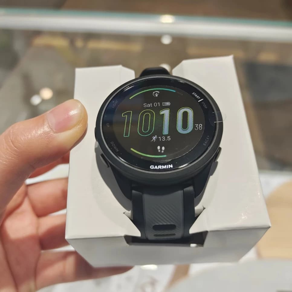 Montre GARMIN Forerunner 165 - Capteur Pulse Ox, dynamique de course, fréquence cardiaque au poignet