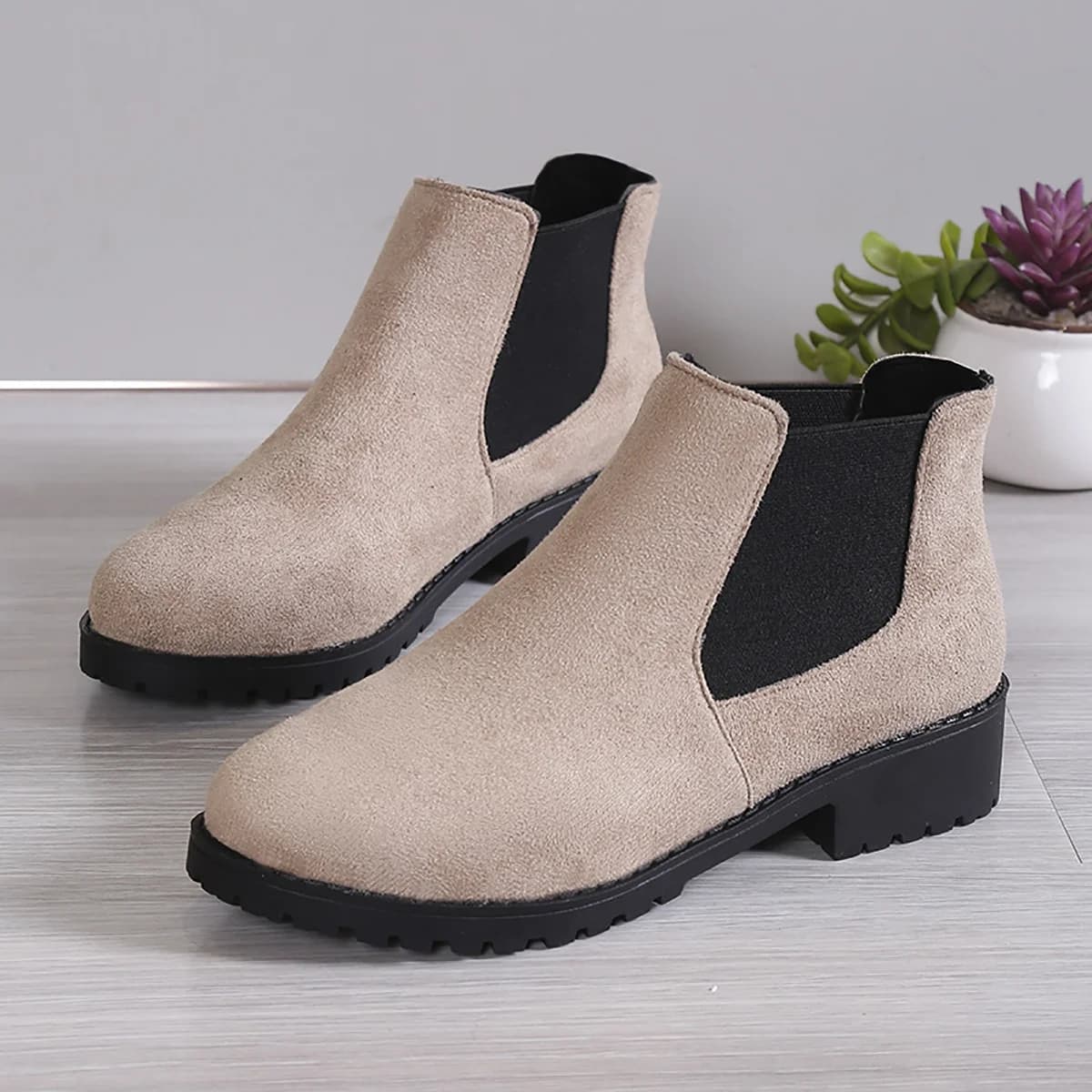 Bottes cheville talon carré femme - Simili daim, découpe en V, semelle antidérapante professionnelle