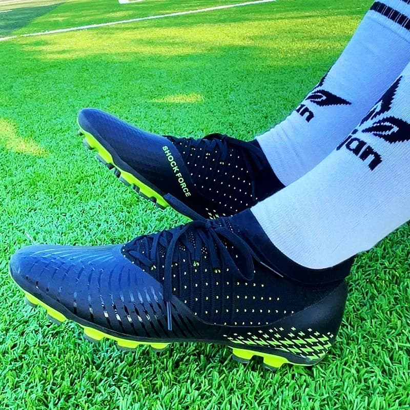 Chaussures de foot crampons moulés confortables respirantes pour entraînement et matchs compétition