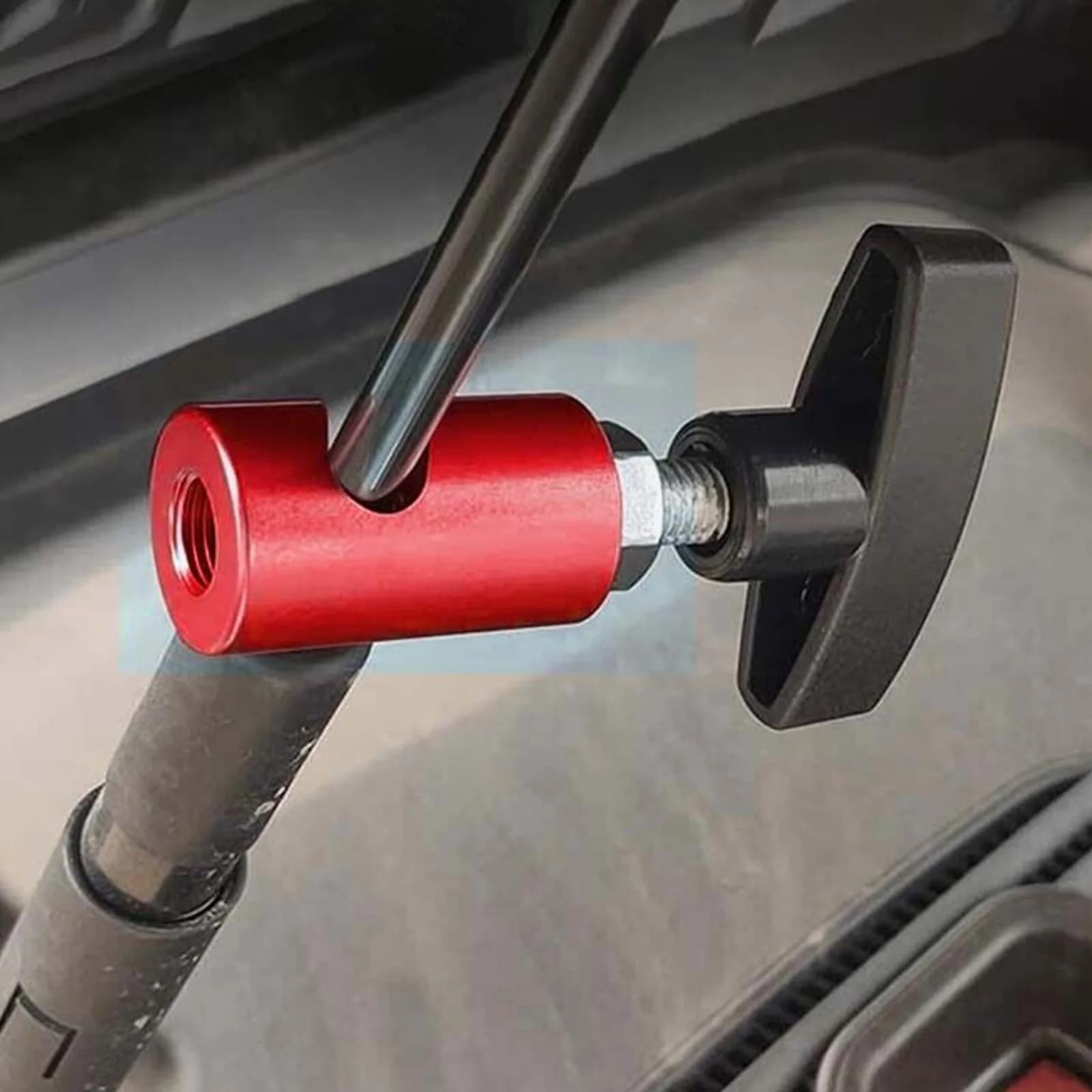 Barre de maintien de capot anti-pincement pour accès moteur lors de pêche